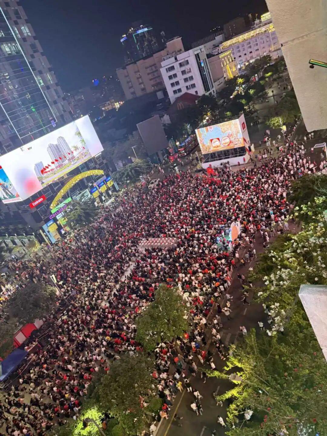 博彩平台推荐-越南数万名球迷街头围观“中越之战”，郑州球迷“混入”其中：中国队进球时，周围是寂静的、我内心是沸腾的